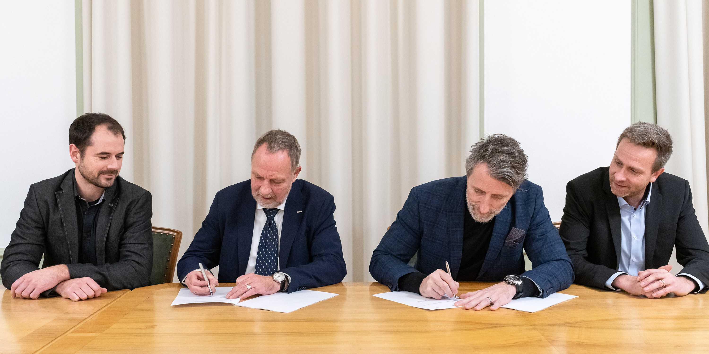 Prof. Dr. Detlef Günther (2nd from left) and Dr. Thomas Rothacher (2nd from right) sign the agreement 