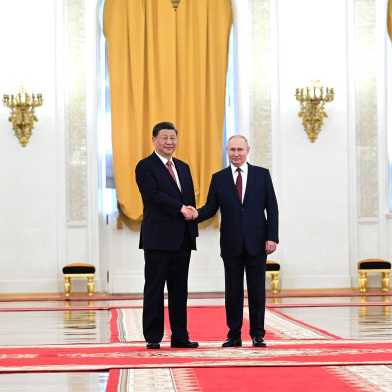 Chinese President Xi Jinping and Russian President Vladimir Putin shaking hands.