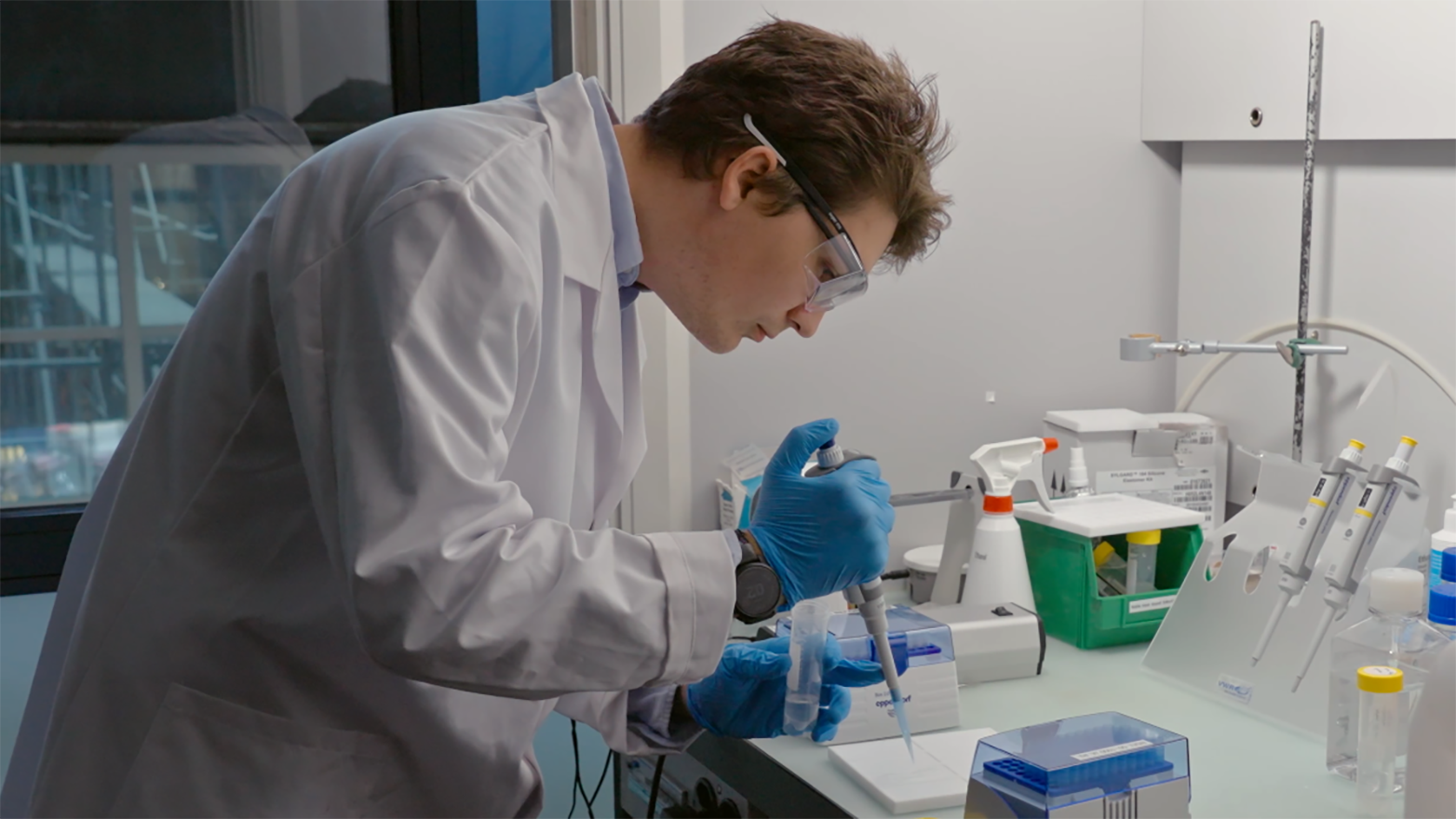 Alexandre Anthis at work in the laboratory.