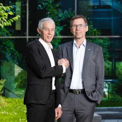 The presidents of the ETH Zurich and the EPFL shake hands.