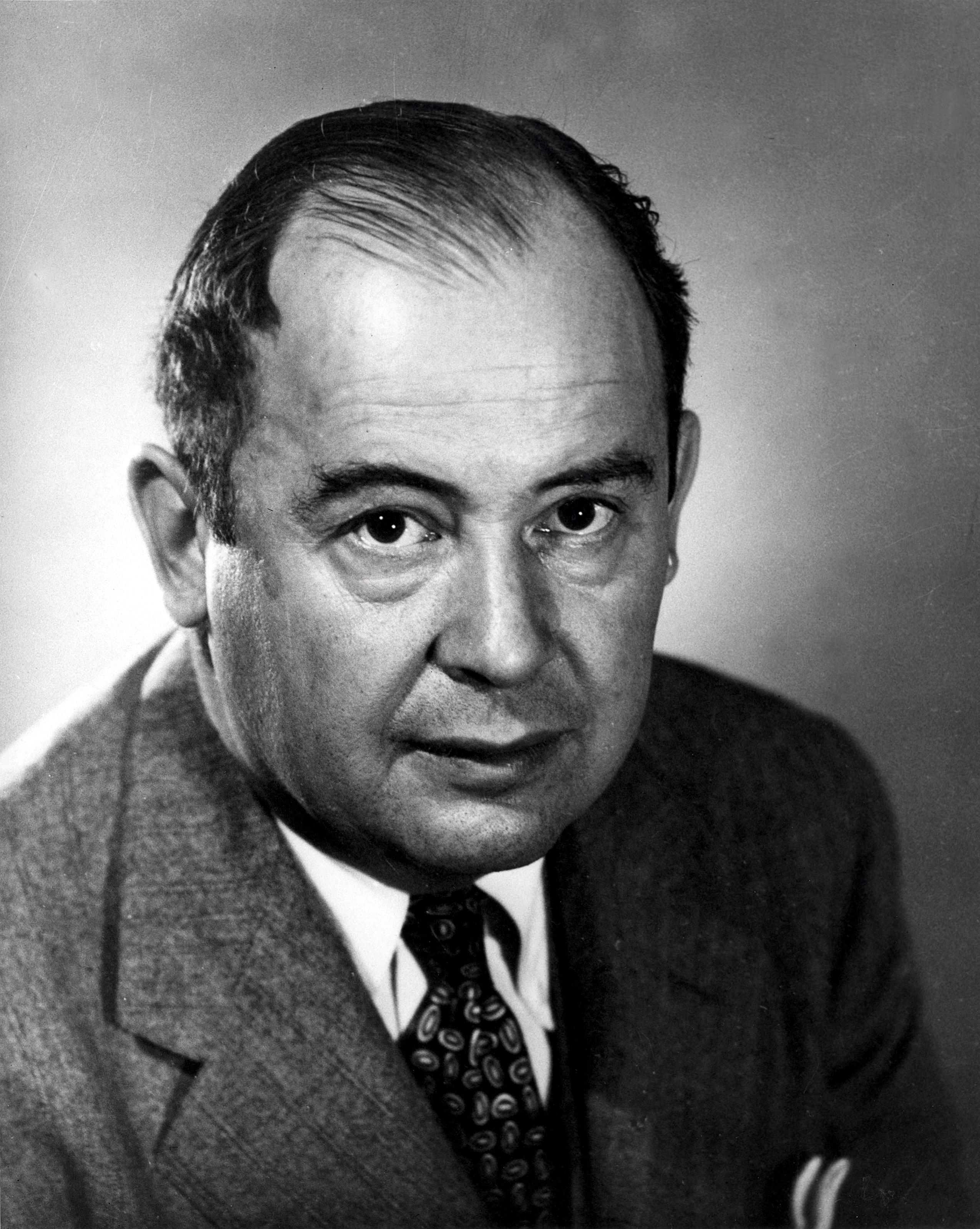 Old black and white photo of John von Neumann.