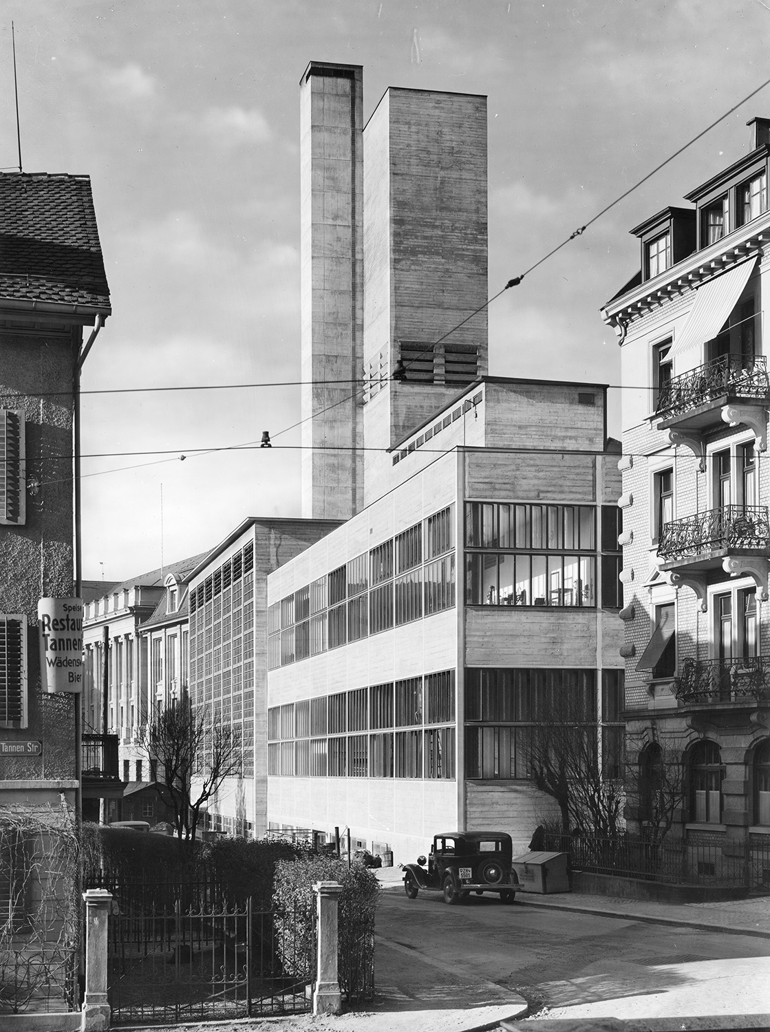Enlarged view: Altes schwarz weiss Bild, Gebäude von aussen.