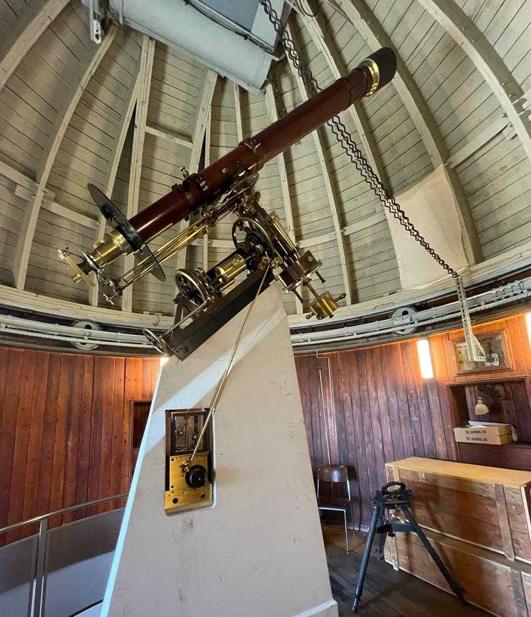 Enlarged view: Telescope in the dome, directed towards the sky