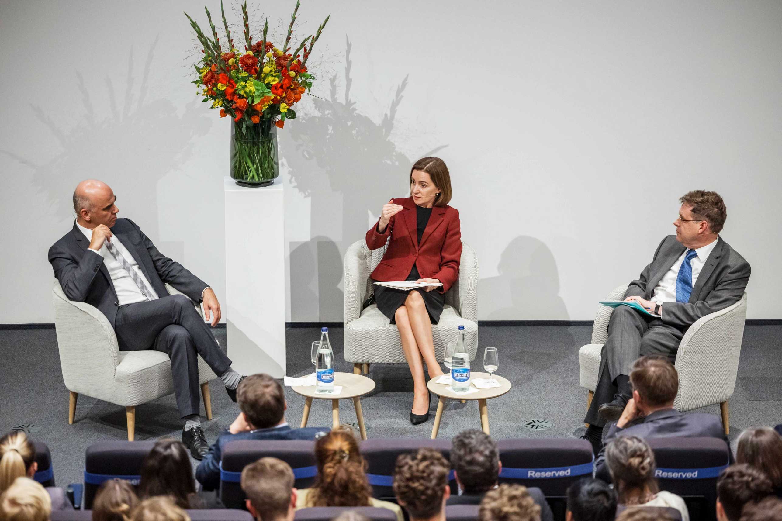 Alain Berset (left), Maia Sandu (centre) and Lars-Erik Cederman (right) in conversation.