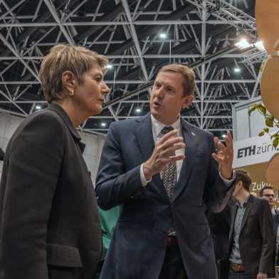 Christian Wolfrum stands to the right of Karin Keller-Sutter and explains the ETH Zurich stand to her