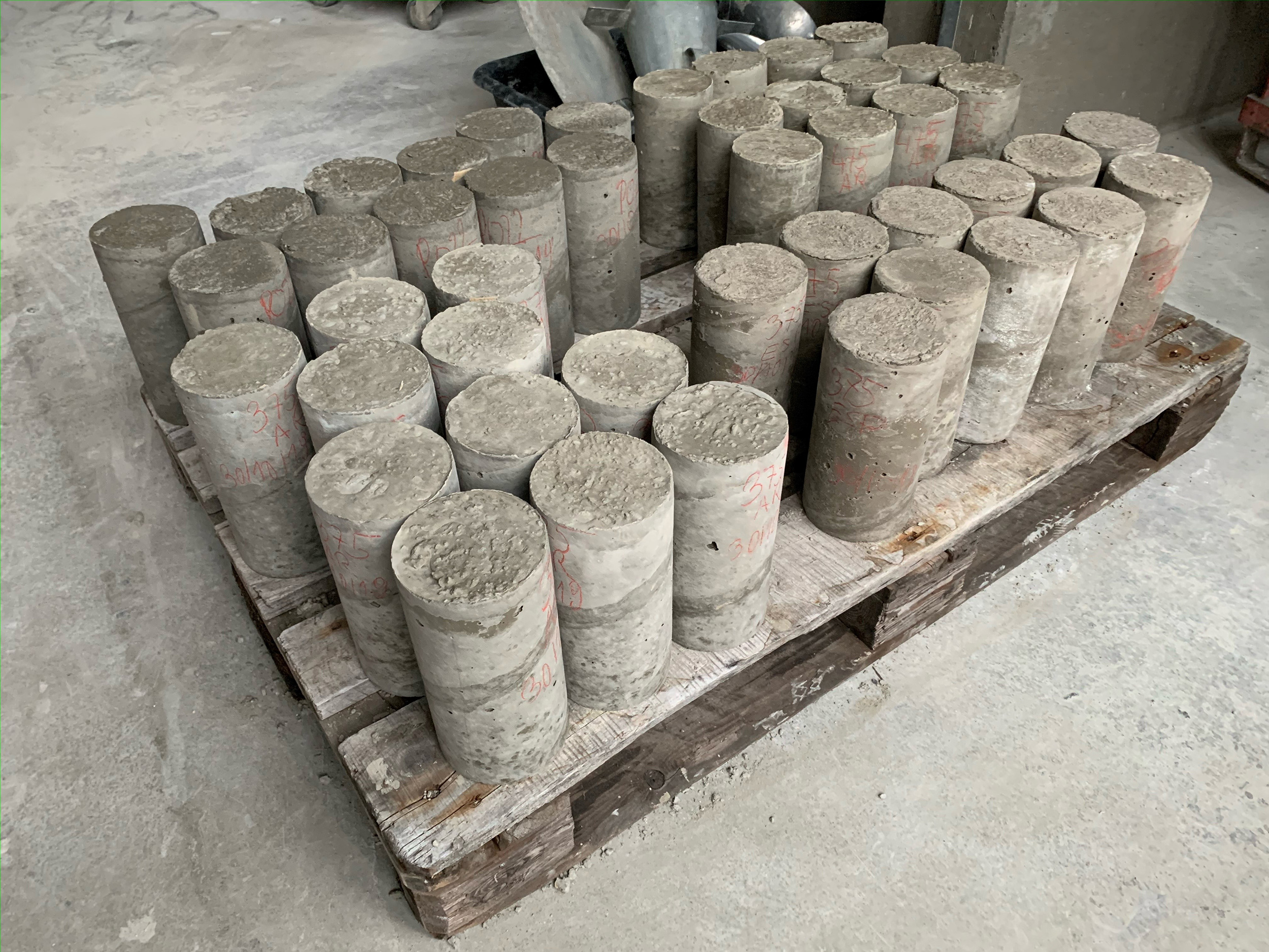 Enlarged view: Finished cylindrical concrete blocks on a pallet