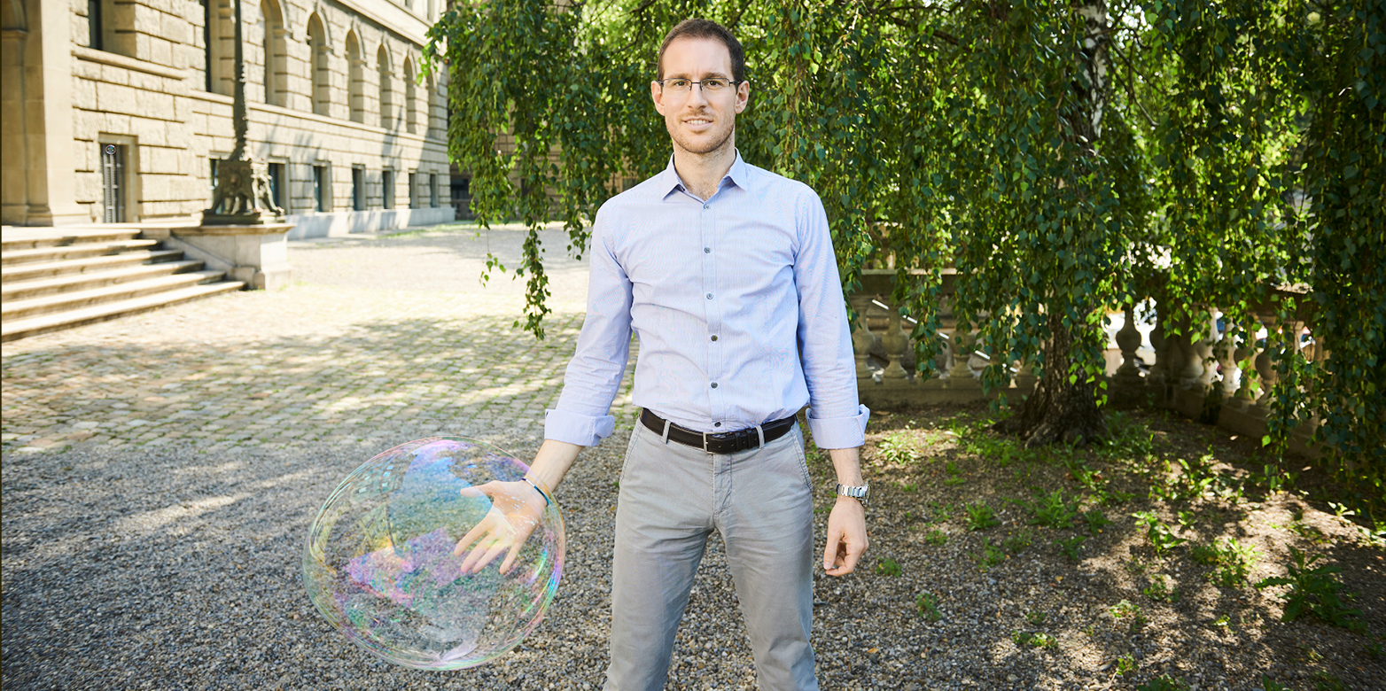Enlarged view: Alessio Figalli, Portrait with soap bubble. (© ETH Zurich / Gian Marco Castelberg)