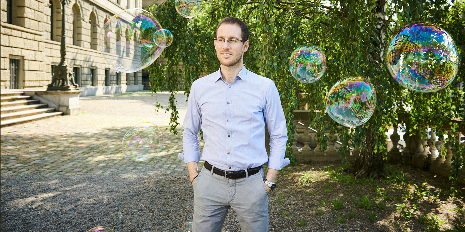 Enlarged view: Alessio Figalli, Portrait with soap bubbles. (© ETH Zurich / Gian Marco Castelberg)