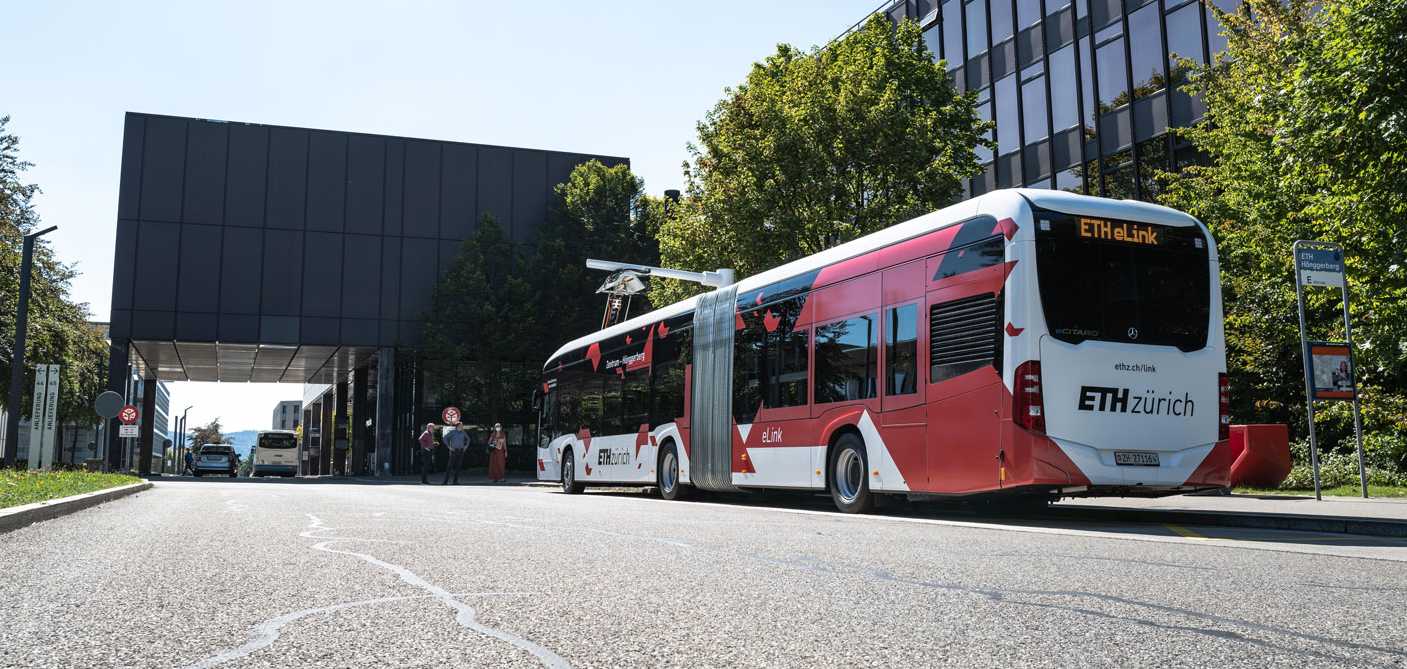 Vergrösserte Ansicht: Der ETH Link fährt neu elektrisch. Die Elektrobusse werden an der Haltestelle Hönggerberg an einer neu aufgebauten Ladestation mit 300kW Leistung zwischengeladen. (Foto: Adrian Cambensy)