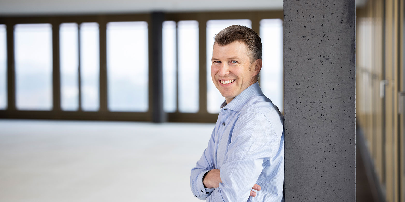 Vergrösserte Ansicht: Als Unternehmensgründer zurück an die ETH: Alexander Ilic ist der Geschäftsführer des neu gegründeten ETH AI Centers. (Bild: ETH Zürich / Nicola Pitaro)