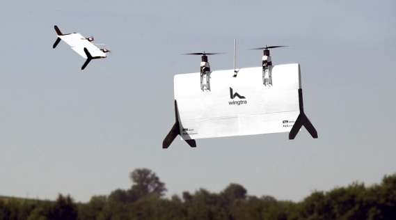 Zwei Drohnen fliegen am Himmel