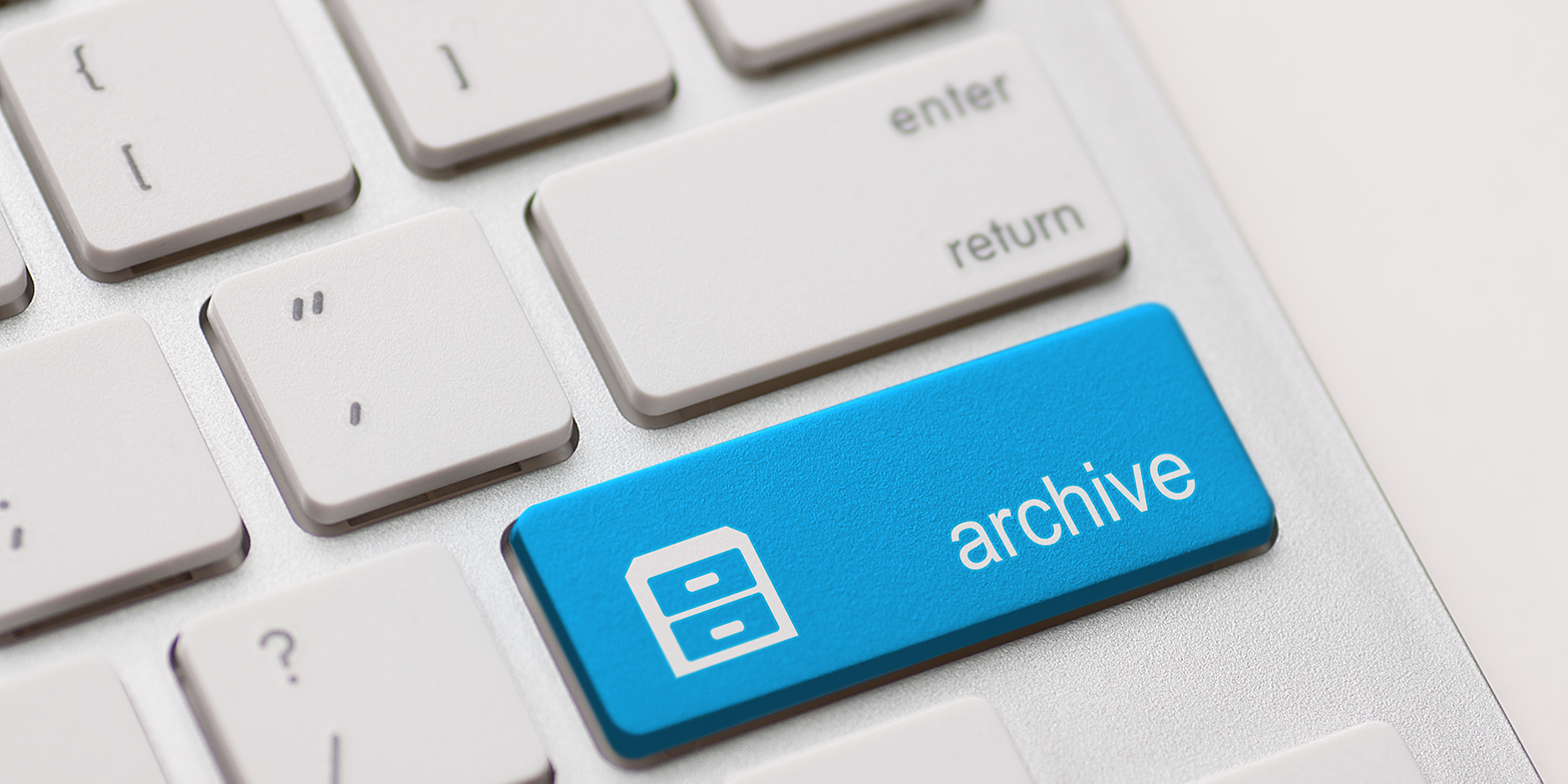 Eine blaue "Archive"-Taste auf einer Tastatur