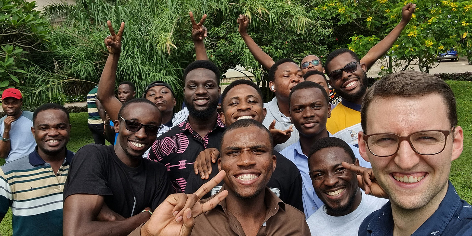 Georg Anegg im Bild mit Studierenden der Ashesi Universität in Ghana.