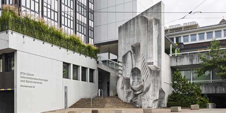 Enlarged view: The exposed concrete sculpture created by Swiss artist Fredi Thalmann. (Photo: Georg Aerni)