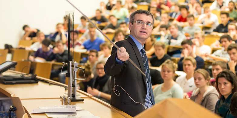 A dedicated teacher: Edoardo Mazza presents a lecture in mechanics – his course is the biggest at ETH Zurich in terms of the number of Bachelor students. (Photo: ETH Zurich / Alessandro Della Bella)