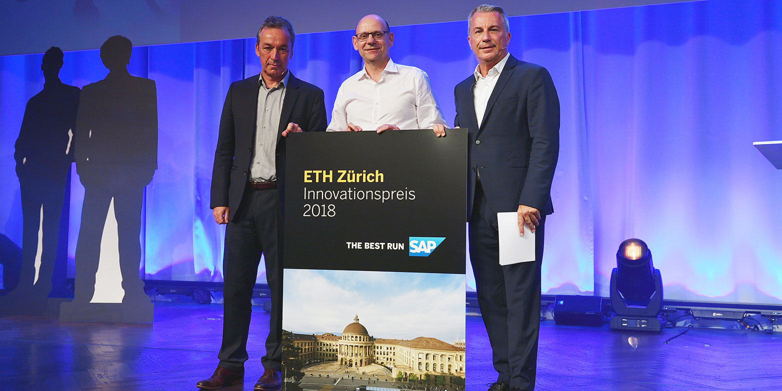Enlarged view: Project leader Markus Knaus (centre), ETH Zurich, at the presentation of the SAP Innovation Award 2018 in Bern between Alain Lutz, SAP Switzerland (left) and presenter Reto Lipp (right). (Image: SAP Switzerland / Michael Kessler, profifoto.ch) 