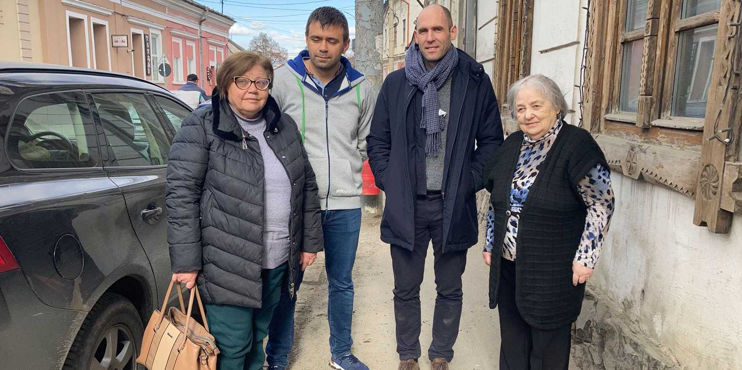 Maksym Kovalenko (second from the left) with his mother (on his left), mother-in-law and his Ukrainian friend, Empa researcher Kostiantyn Kravchyk, on their way from Moldova to Zurich. (Photo: Lina Verschwele)