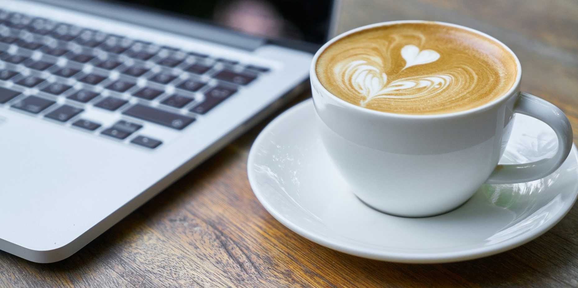 Kaffeetasse und Laptop